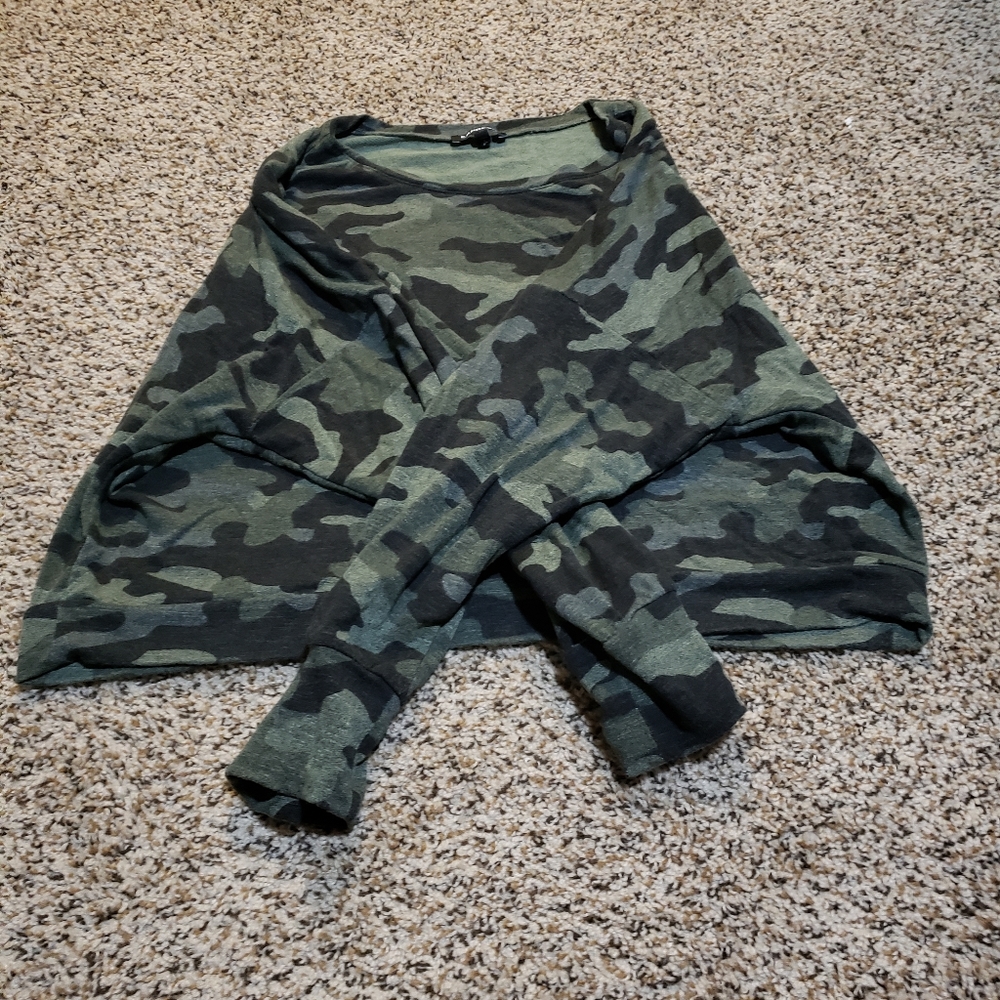 Camouflage long sleeve crop top